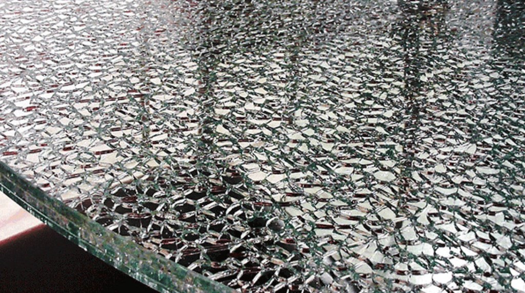 Разрушение акаленного стекла (tempered-glass) - трещины в виде крошки 