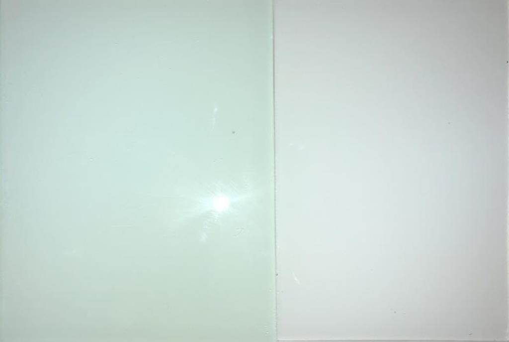Отличие оттенков при окраске в молочный цвет: слева окраска обычного стекла, справа окраска осветленного стекла