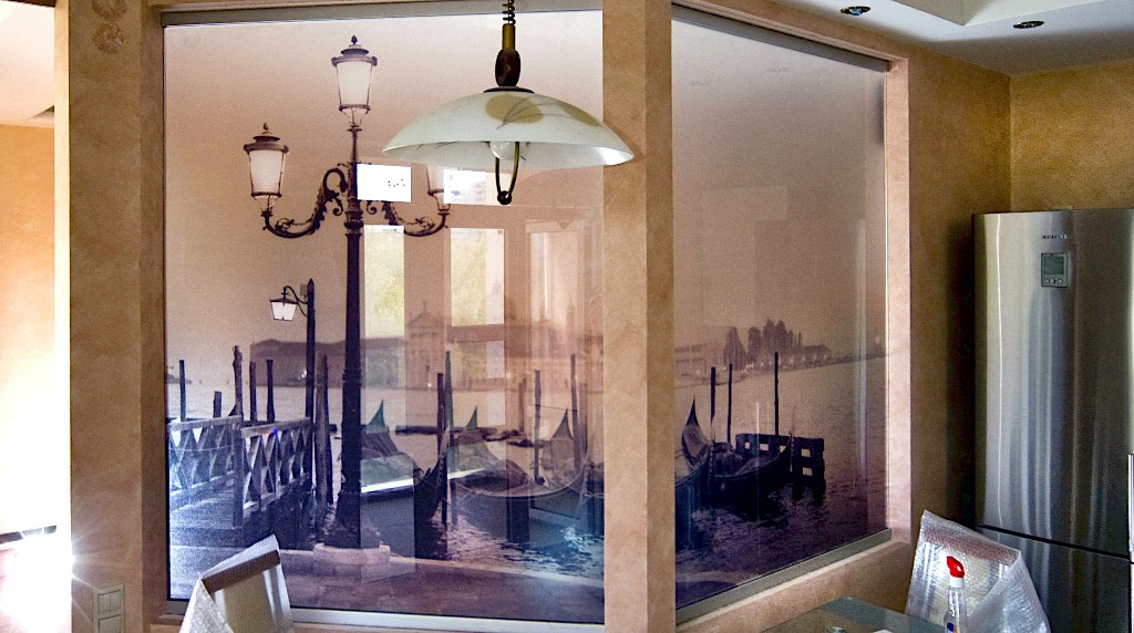 Стеновое панно из стекла – пристань для лодок с уличным фонарем
