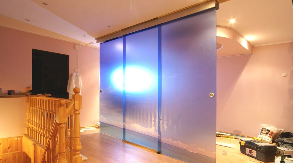 Перегородка межкомнатная в доме с раздвижным механизмом, стекло синее