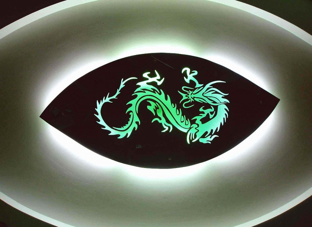 Потолочное панно из стекла отдельное (люстра из стекла) с рисунком дракона, с подсветкой,  стекло покрашенное черное с зеленым