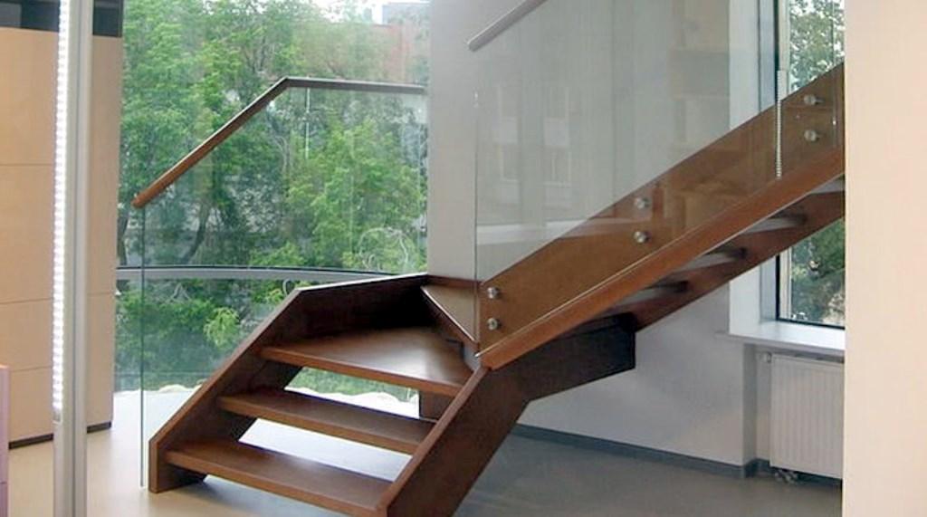 Ограждение из стекла на лестнице (перила из стекла и дерева), крепление к лестнице из дерева, стекло осветленное