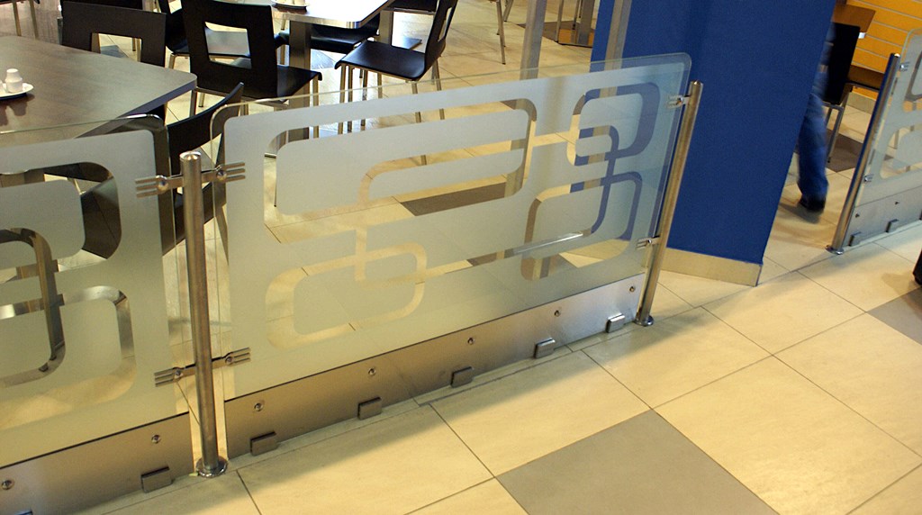секции ограждений из стекла в кафе на стойках, высота 1,1 м, стекло с матовым рисунком