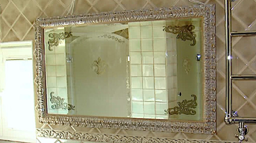 зеркало с широким багетом с золотом навесное в ванной