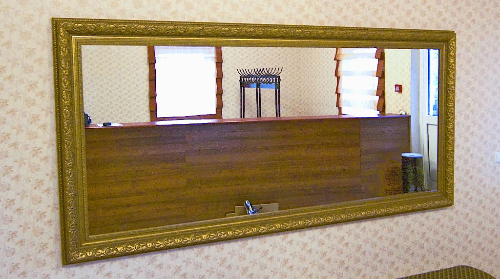 зеркало навесное крупное с багетом в гардеробной