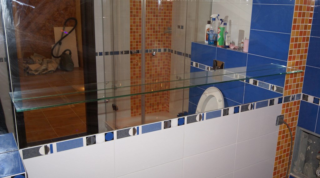 полка простая прозрачная для зеркала в ванной