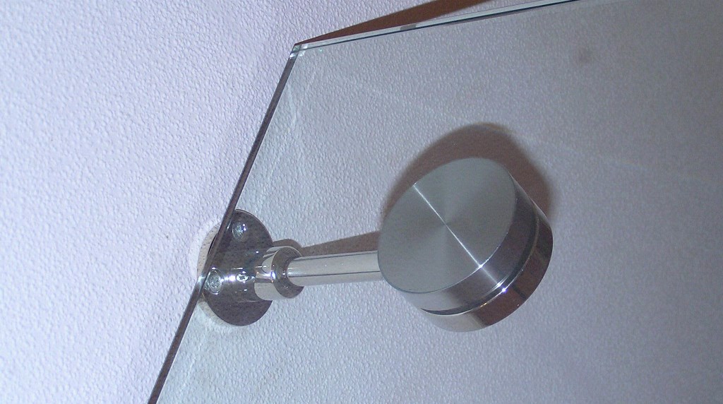 УФ-склейка стекла и металлической фурнитуры