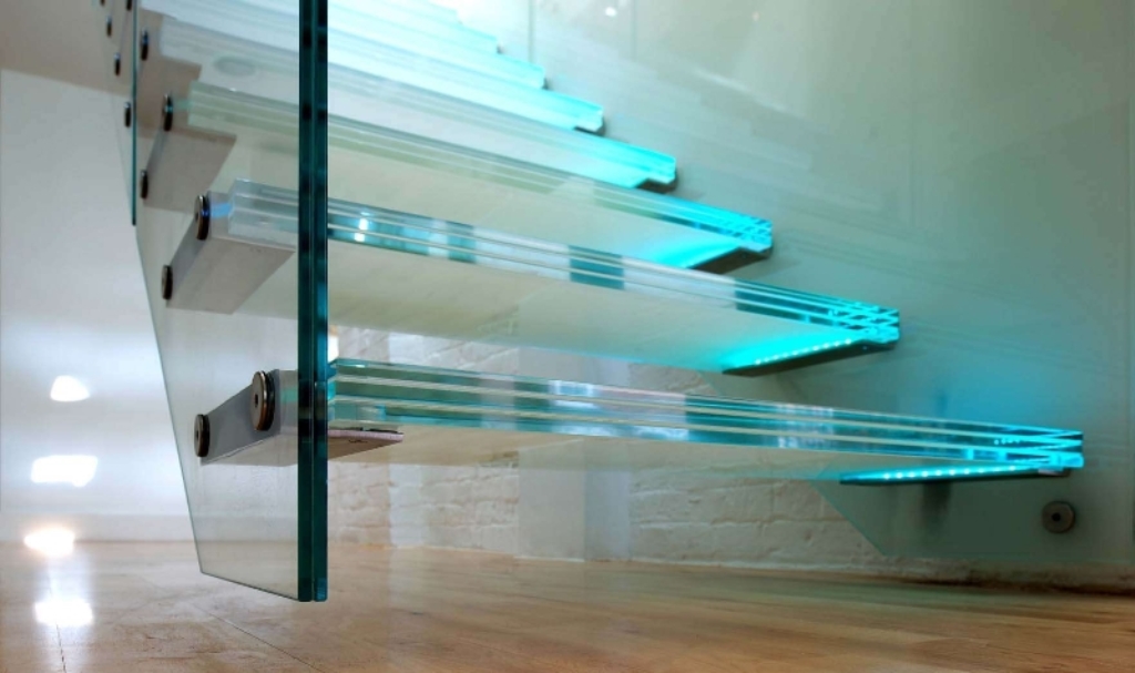 Лестница со стеклянными ступенями из прозрачного ламинированного стекла